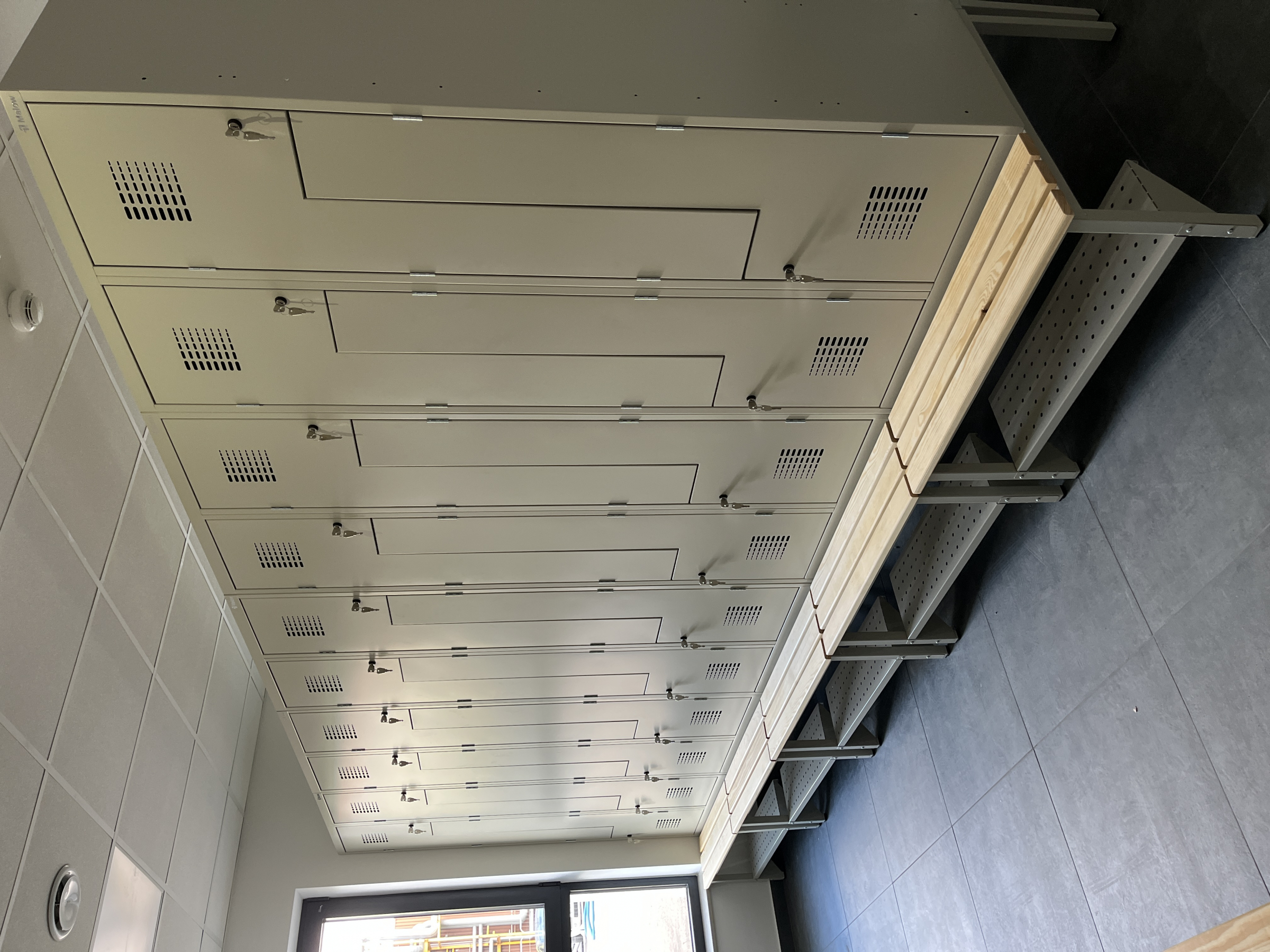 Szafka SUL 42 z drzwiami w kształcie litery L, na podstawie z półką na buty