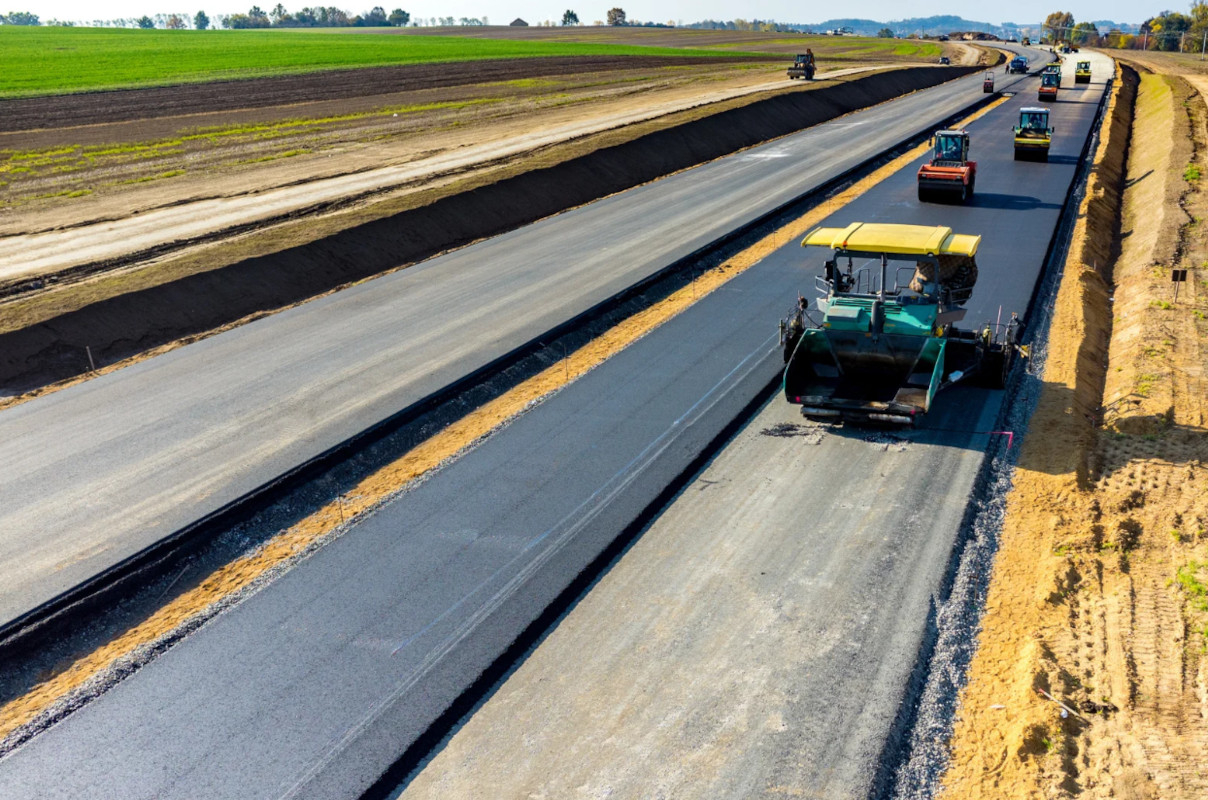 Budowa dróg – jak wygląda proces inwestycji krok po kroku od projektu do odbioru?