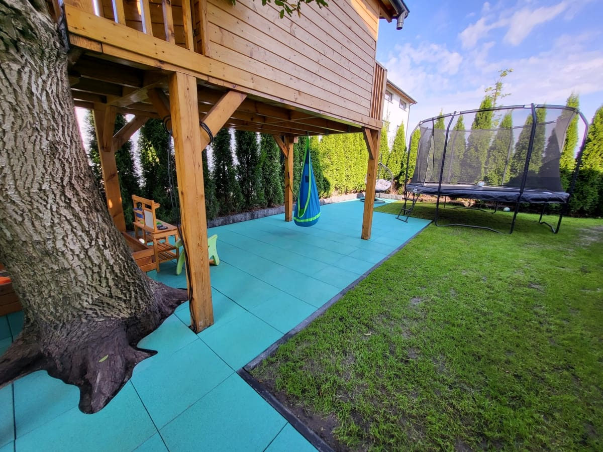 Renowacja placu zabaw w ogrodzie: Dlaczego warto wymienić trawnik na płyty SBR?