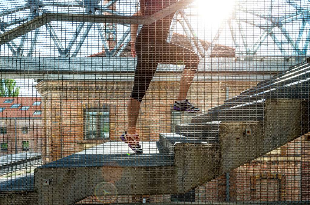 Siatki ochronne przy schodach i antresolach – poprawa bezpieczeństwa wnętrz