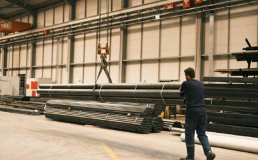 Jak wybrać hurtownię stali i zamówić materiały idealne dla budowy