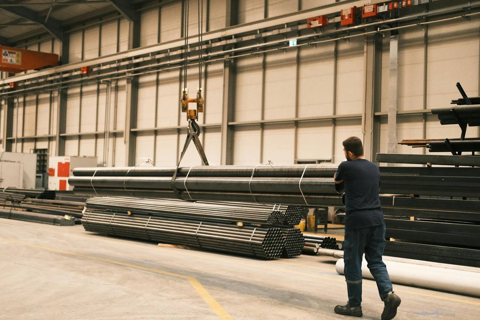 Jak wybrać hurtownię stali i zamówić materiały idealne dla budowy