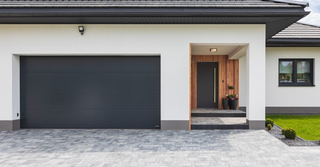 Na co zwrócić uwagę przy wyborze bramy garażowej i stolarki aluminiowej?