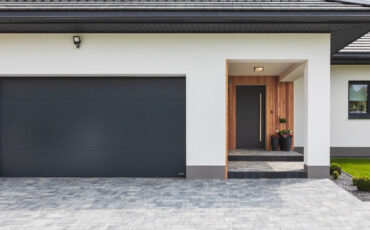 Na co zwrócić uwagę przy wyborze bramy garażowej i stolarki aluminiowej?