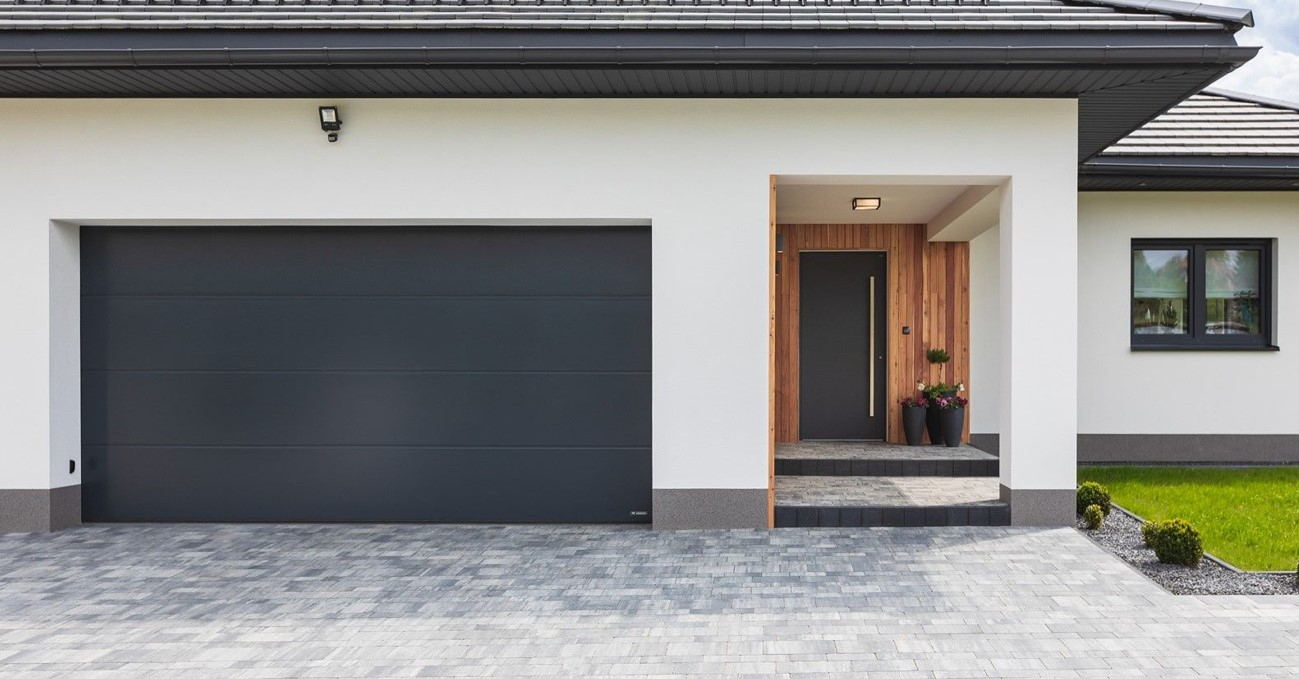 Na co zwrócić uwagę przy wyborze bramy garażowej i stolarki aluminiowej?
