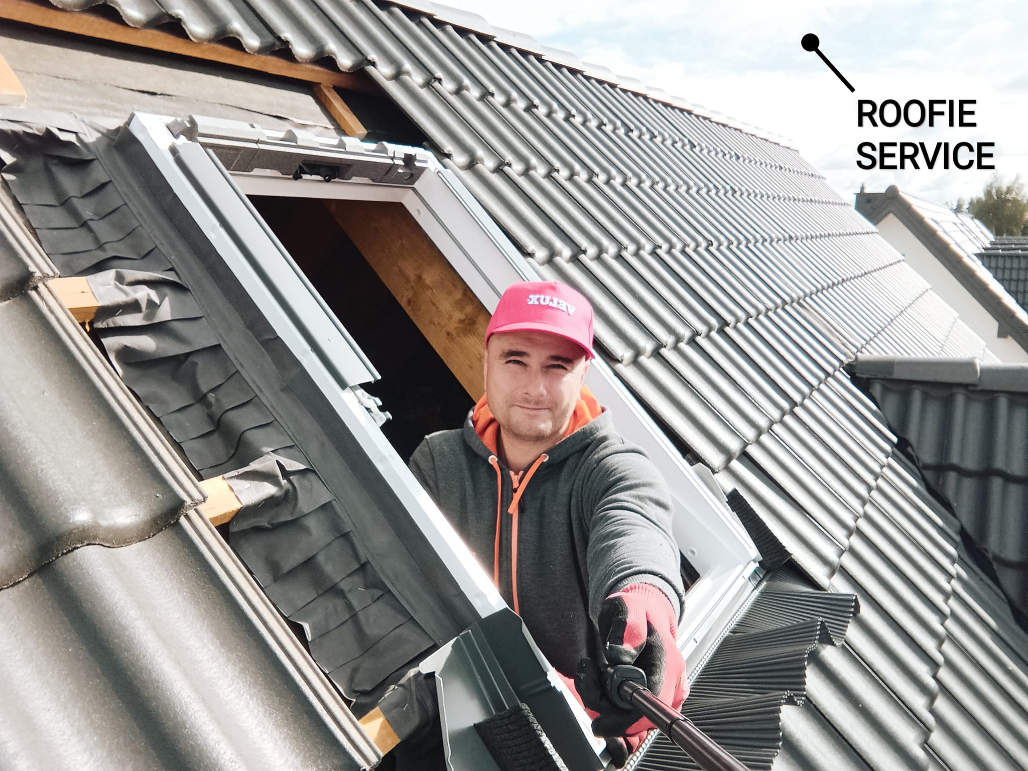 Nowe okno dachowe zamontowane na dachu domu jednorodzinnego