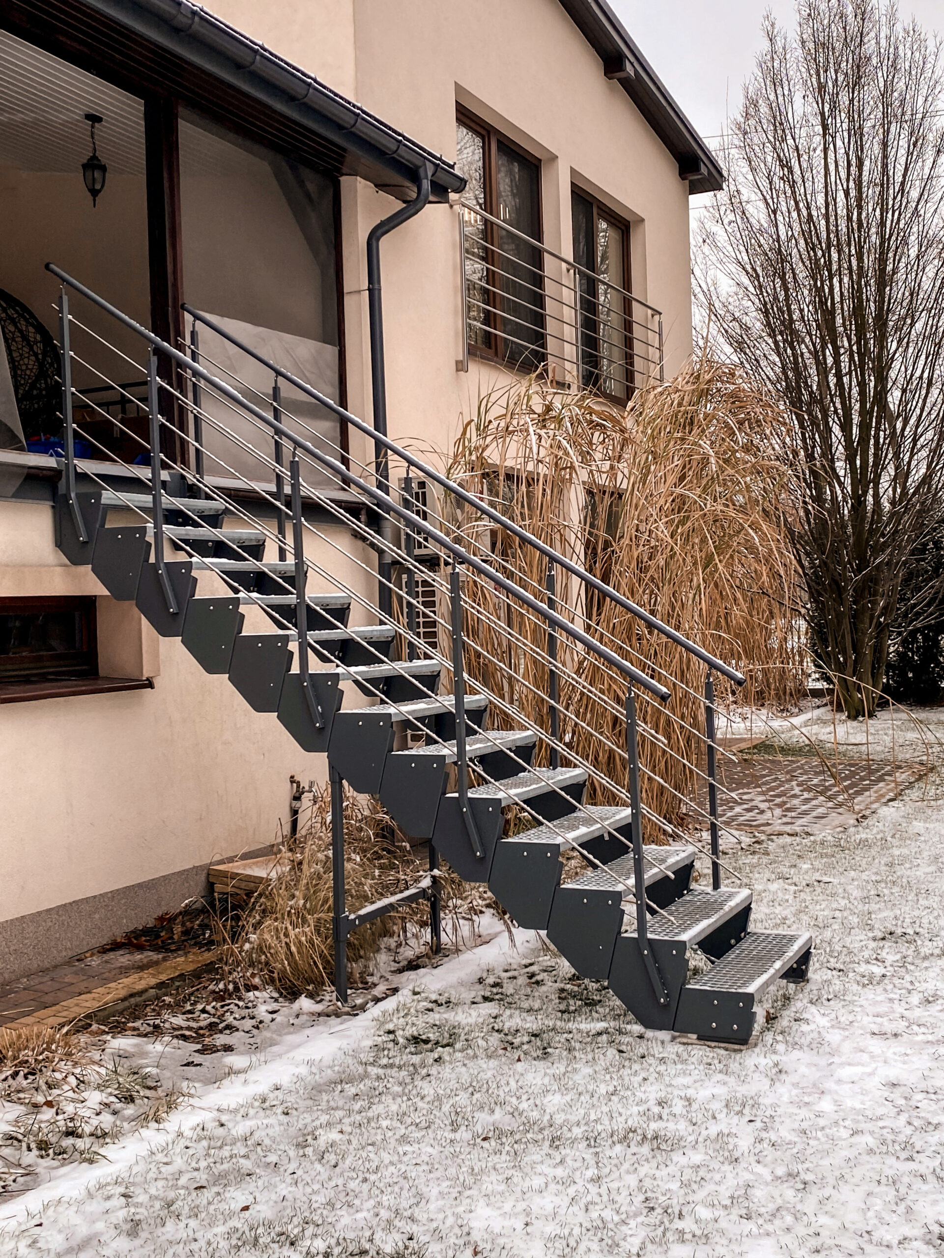 Szybka droga na taras i piętro – dlaczego systemy modułowe wygrywają z tradycyjnym budownictwem?