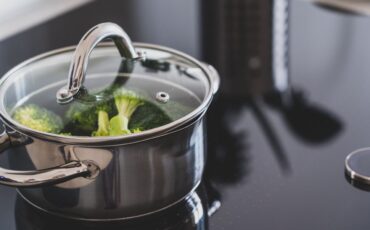 Jak bezpiecznie podłączyć płytę indukcyjną w kuchni?