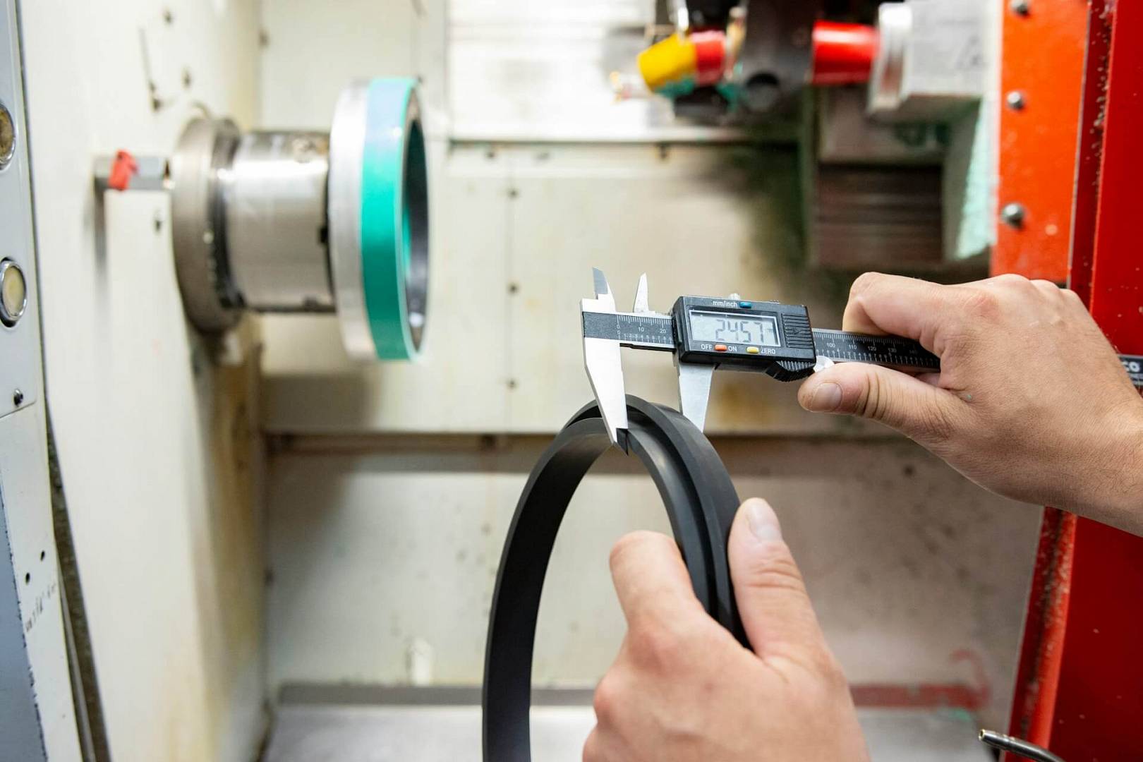 Z czego produkuje się uszczelki? Przegląd najpopularniejszych materiałów i ich zastosowań