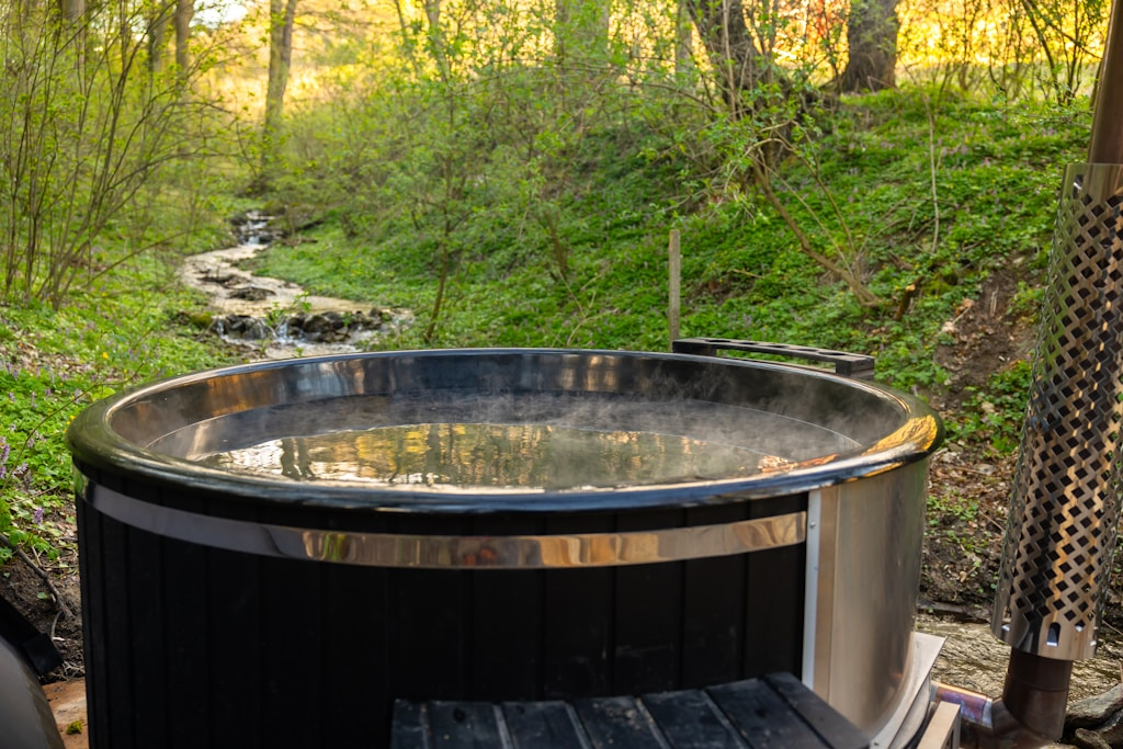 Jacuzzi ogrodowe ze stali nierdzewnej — kiedy warto wybrać je zamiast klasycznego SPA?