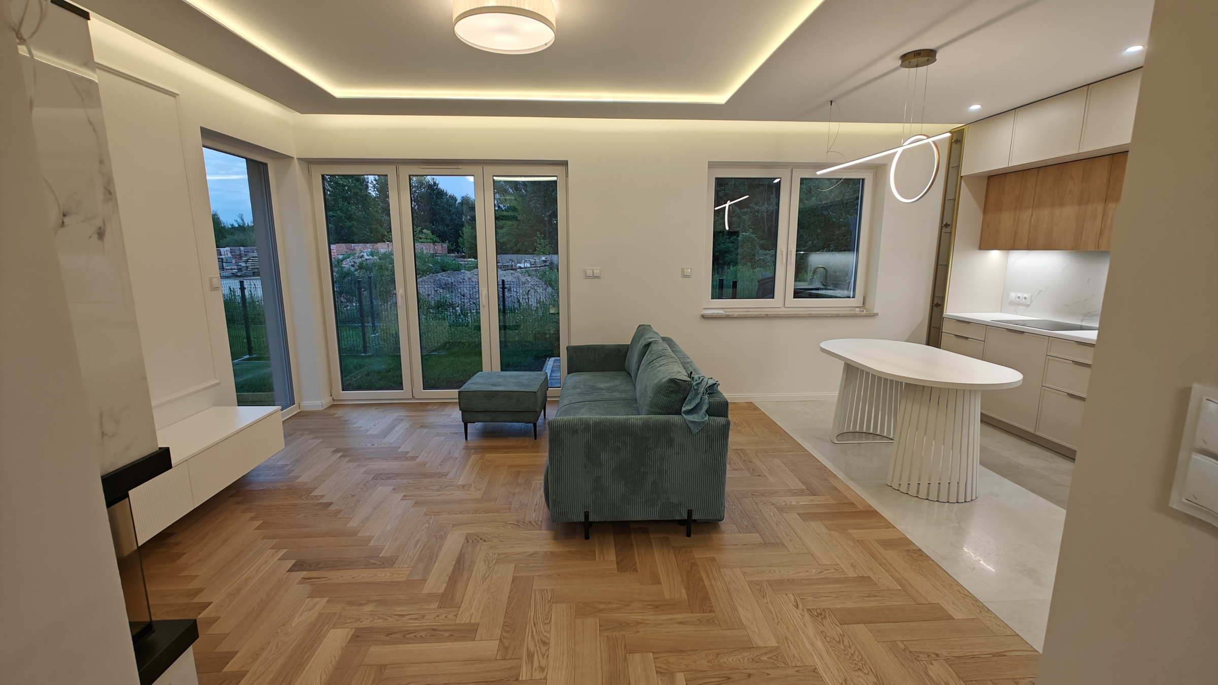 wyremontowany salon z otwartą kuchnią