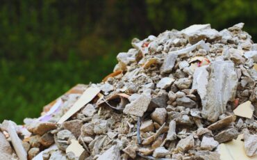 Wynajem kontenerów na gruz – jak dobrać pojemnik i zaplanować logistykę wywozu?