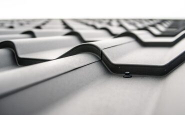 Secu Dach vs Skylotec – przegląd nowoczesnych punktów kotwiczących i systemów szynowych.