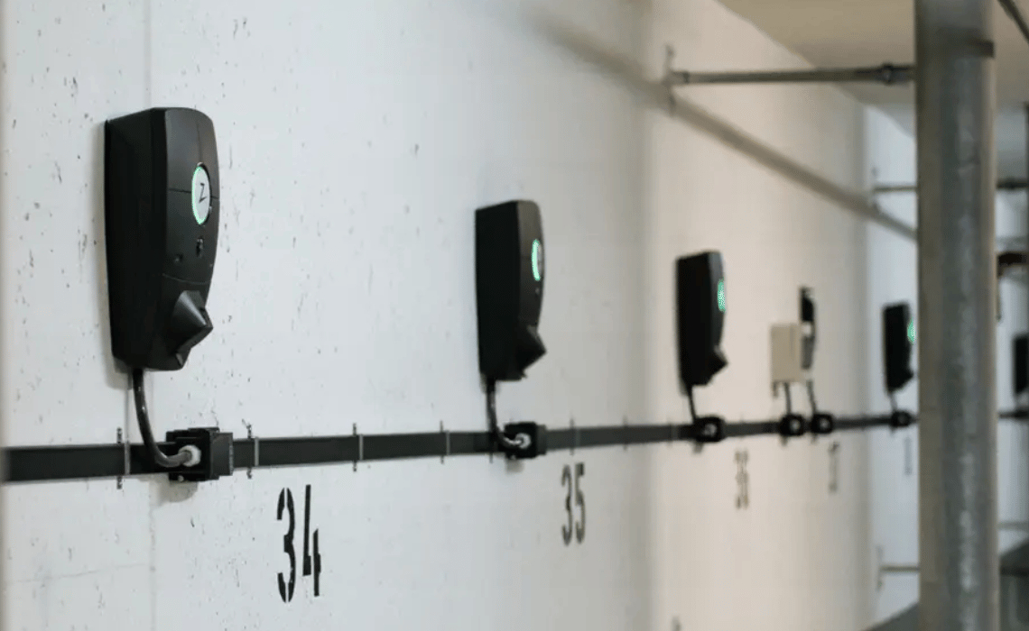 Wallbox w budynku wielorodzinnym? O ładowaniu samochodów elektrycznych deweloper powinien pomyśleć już na etapie projektu