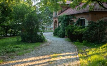 Jak zaplanować nawierzchnię wokół domu, aby była trwała i wygodna?