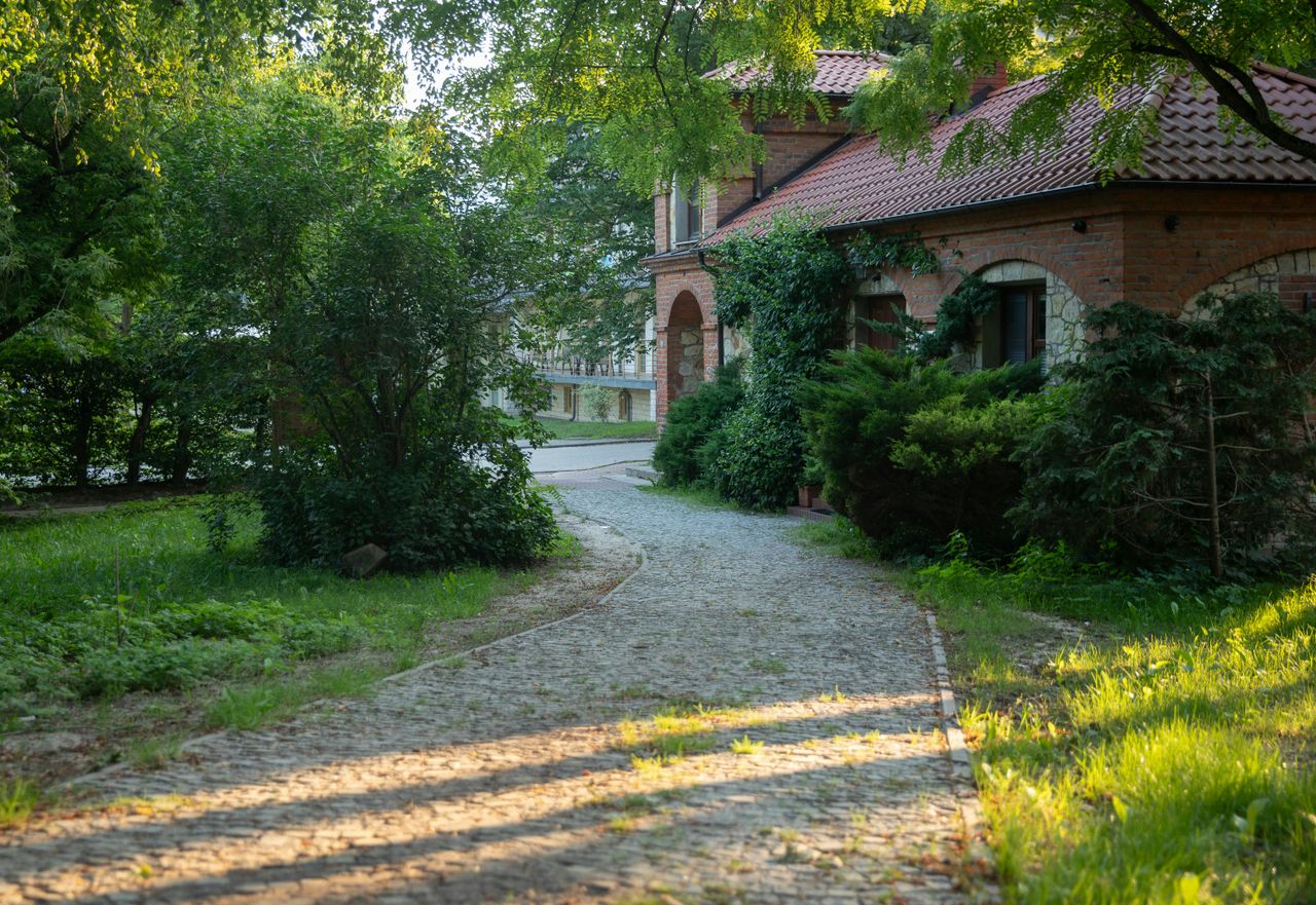 Jak zaplanować nawierzchnię wokół domu, aby była trwała i wygodna?