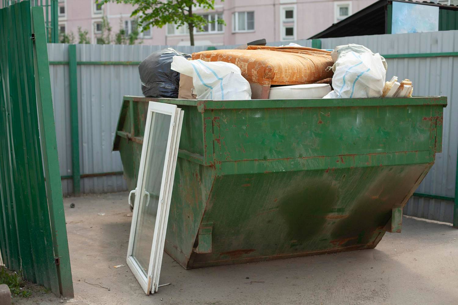 Czysty gruz czy odpady zmieszane? Jak uniknąć zmiany ceny po odbiorze kontenera