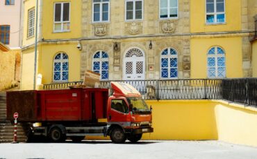 Jak legalnie zorganizować odbiór gruzu po remoncie mieszkania
