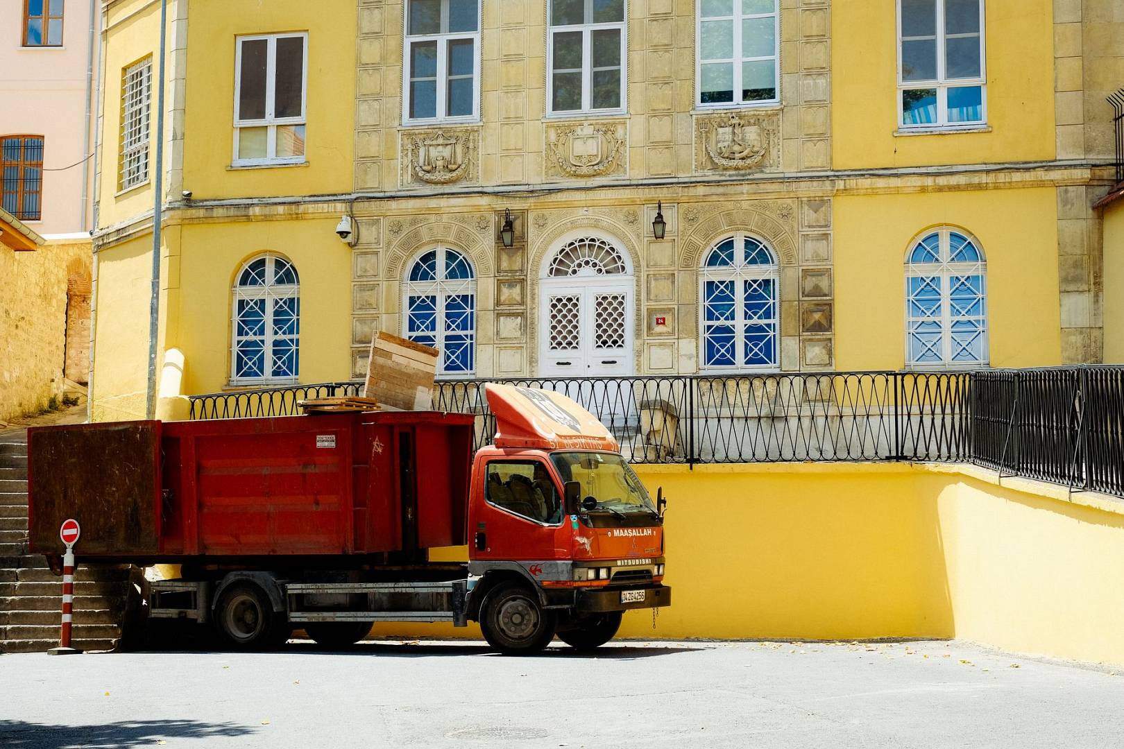 Jak legalnie zorganizować odbiór gruzu po remoncie mieszkania